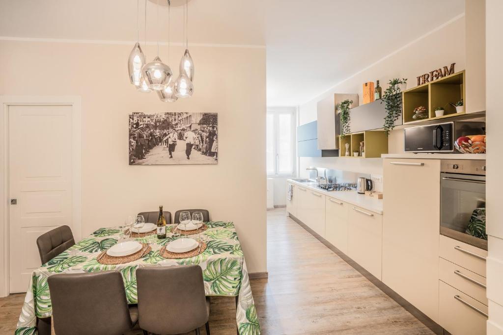 eine Küche und ein Esszimmer mit einem Tisch und Stühlen in der Unterkunft Maspes house in Santa Margherita Ligure