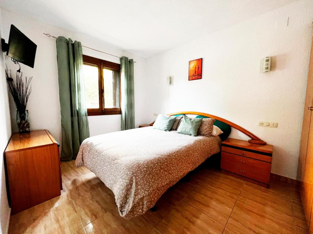 Schlafzimmer mit einem Bett und einem Fenster in der Unterkunft Book It Casona Apartment Moraira in Moraira