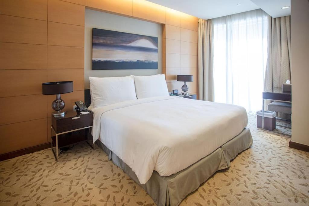 Postel nebo postele na pokoji v ubytování NEW! Deluxe Address Dubai Mall