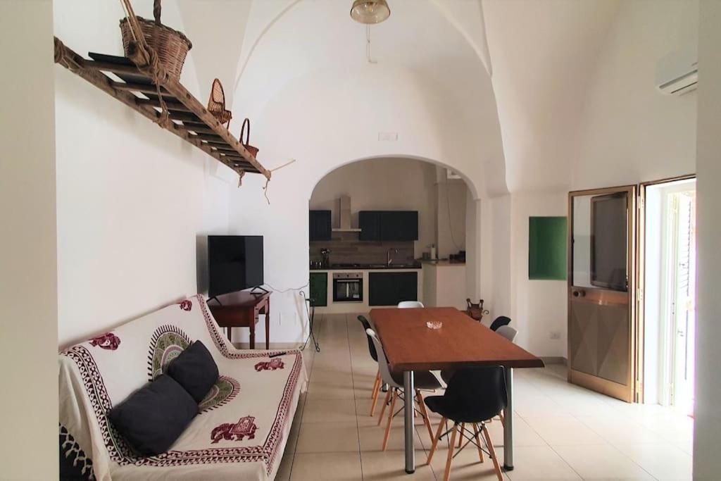ein Wohnzimmer mit einem Sofa und einem Tisch in der Unterkunft La Stella Marina in Matino
