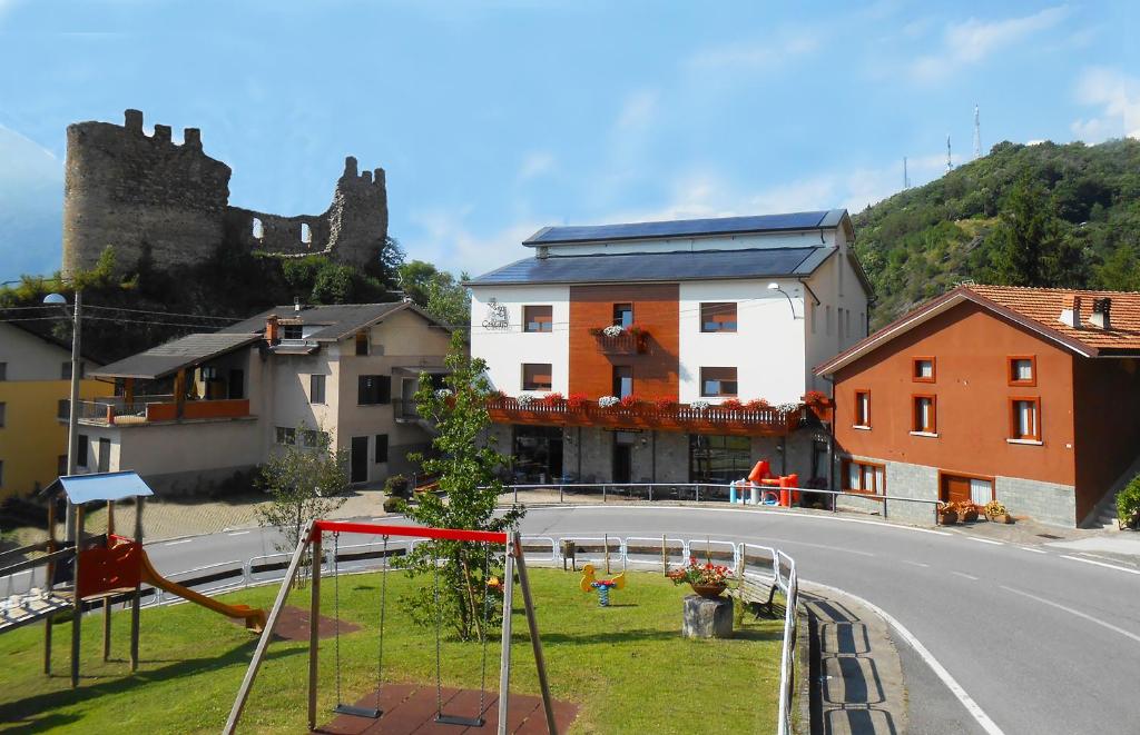 eine Stadt mit einem Schloss und einem Spielplatz am Straßenrand in der Unterkunft B&B Castello Cimbergo in Cimbergo