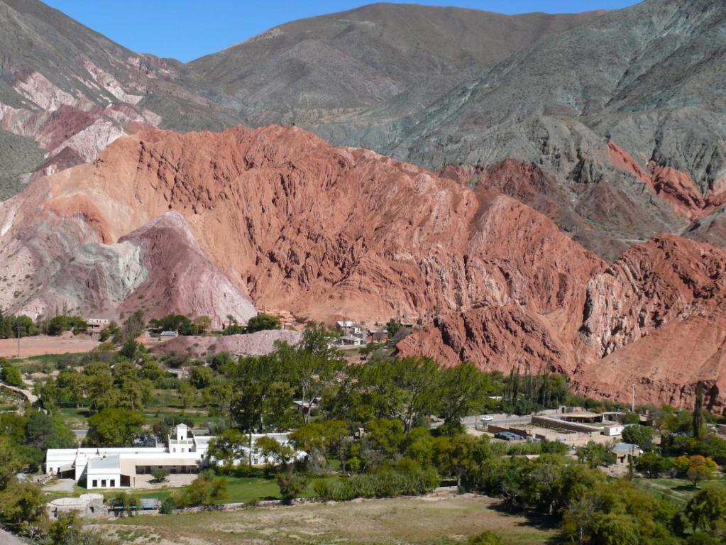 uitzicht op een dorp in de bergen bij Hotel El Manantial del Silencio in Purmamarca