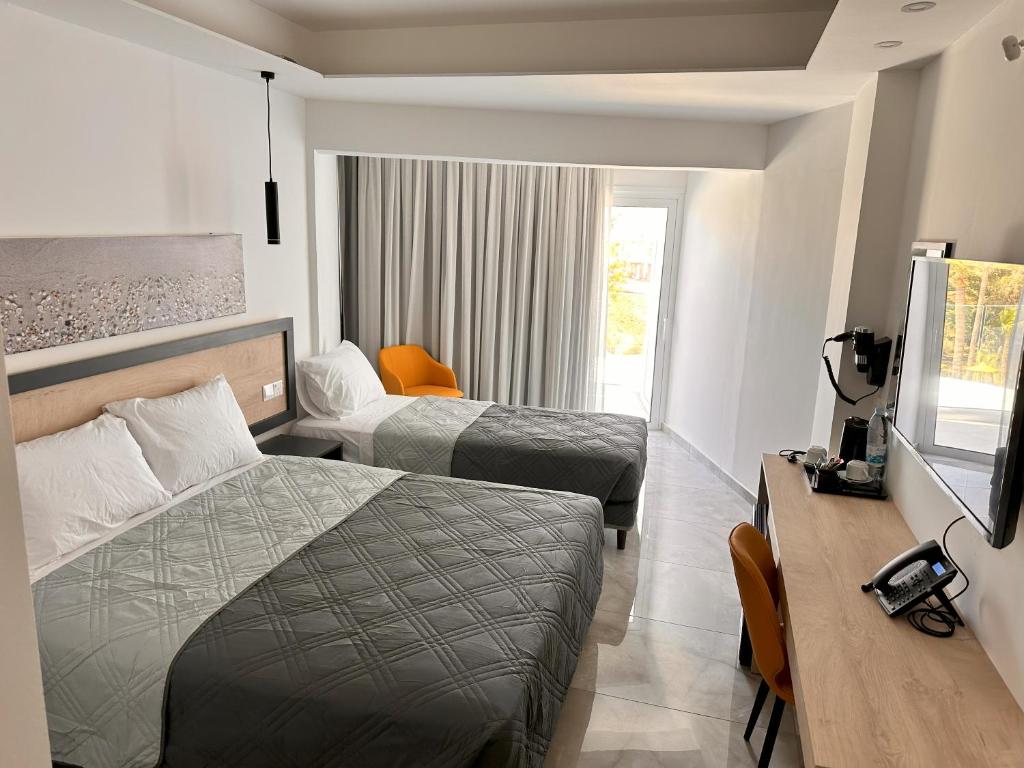 Postel nebo postele na pokoji v ubytování Papouis Protaras Hotel