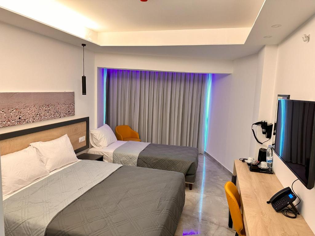 Postel nebo postele na pokoji v ubytování Papouis Protaras Hotel