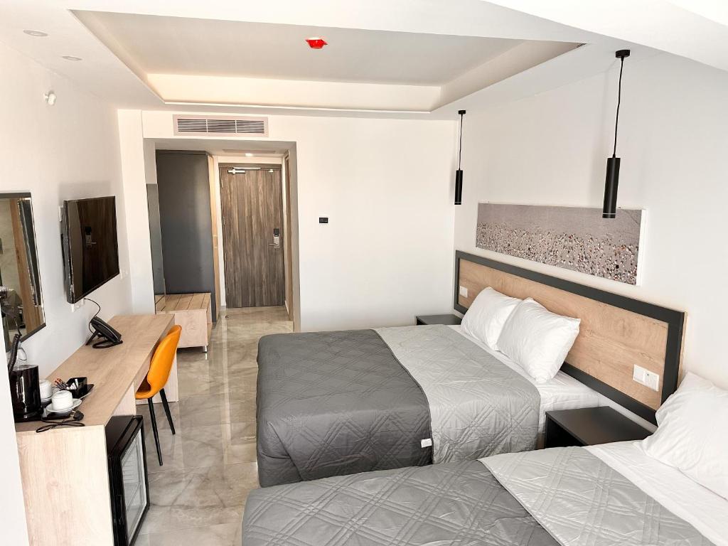 Postel nebo postele na pokoji v ubytování Papouis Protaras Hotel