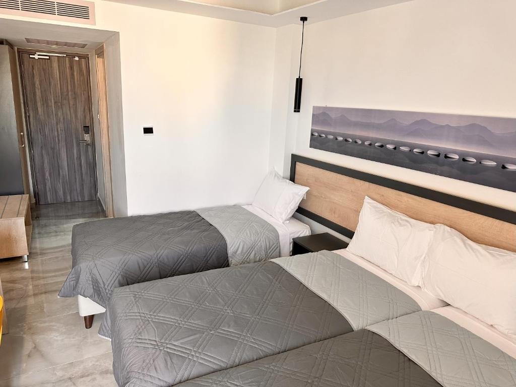 Postel nebo postele na pokoji v ubytování Papouis Protaras Hotel