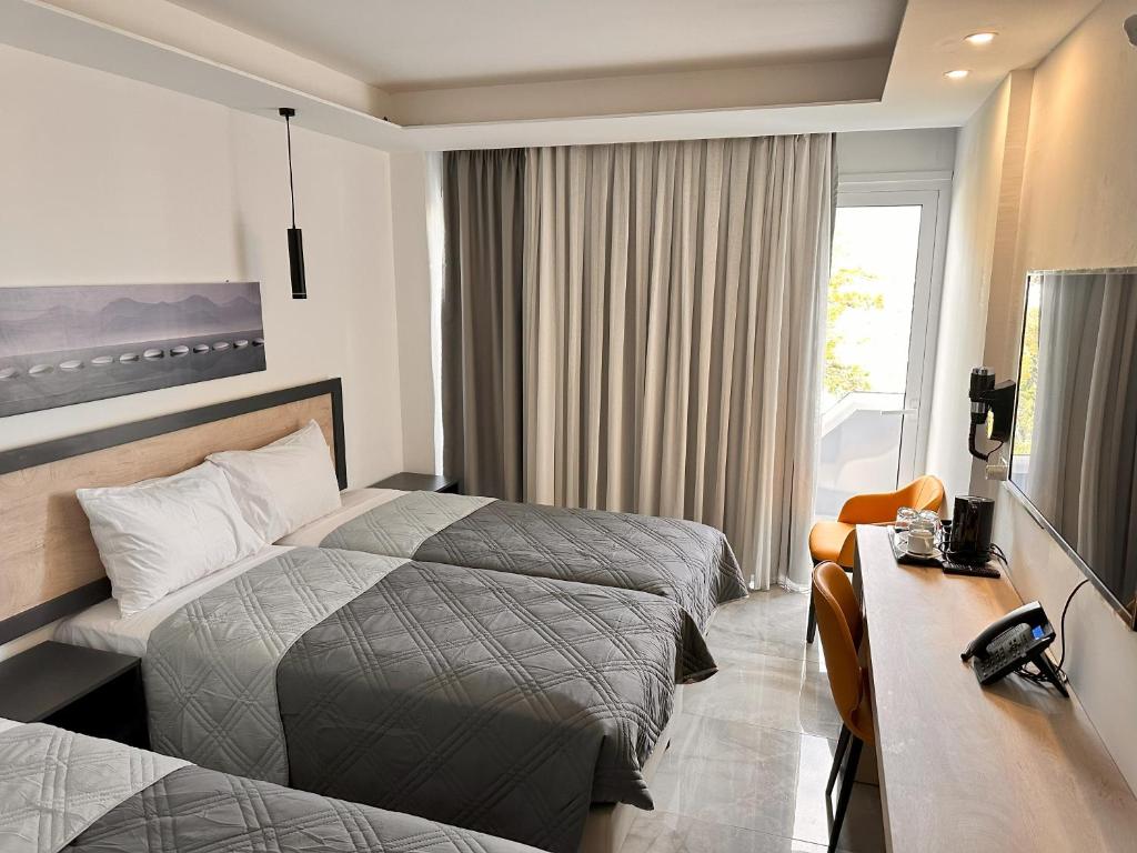 Postel nebo postele na pokoji v ubytování Papouis Protaras Hotel