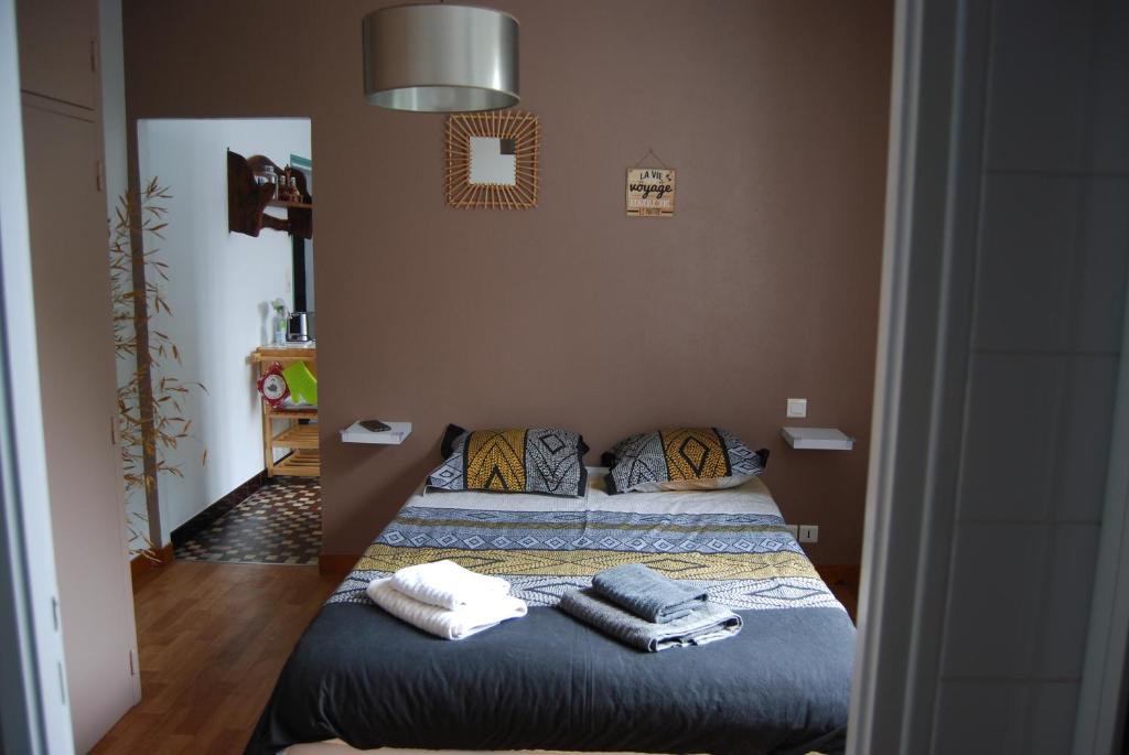 ein Zimmer mit 2 Betten und Handtüchern darauf in der Unterkunft Vaiana in Beauvoir-sur-Mer