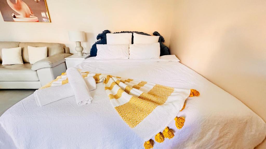 Cosy wellequipped studio with King bed, Free Parking & WIFI, near