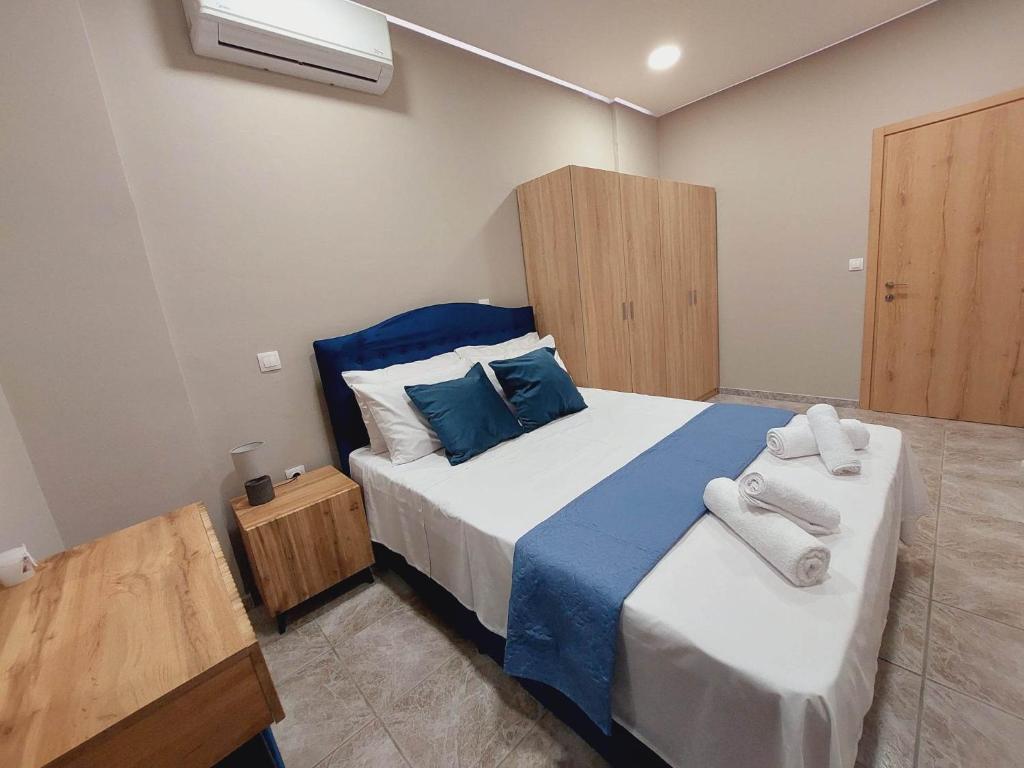 a bedroom with a large bed with towels on it at Sapphire home in Ixia