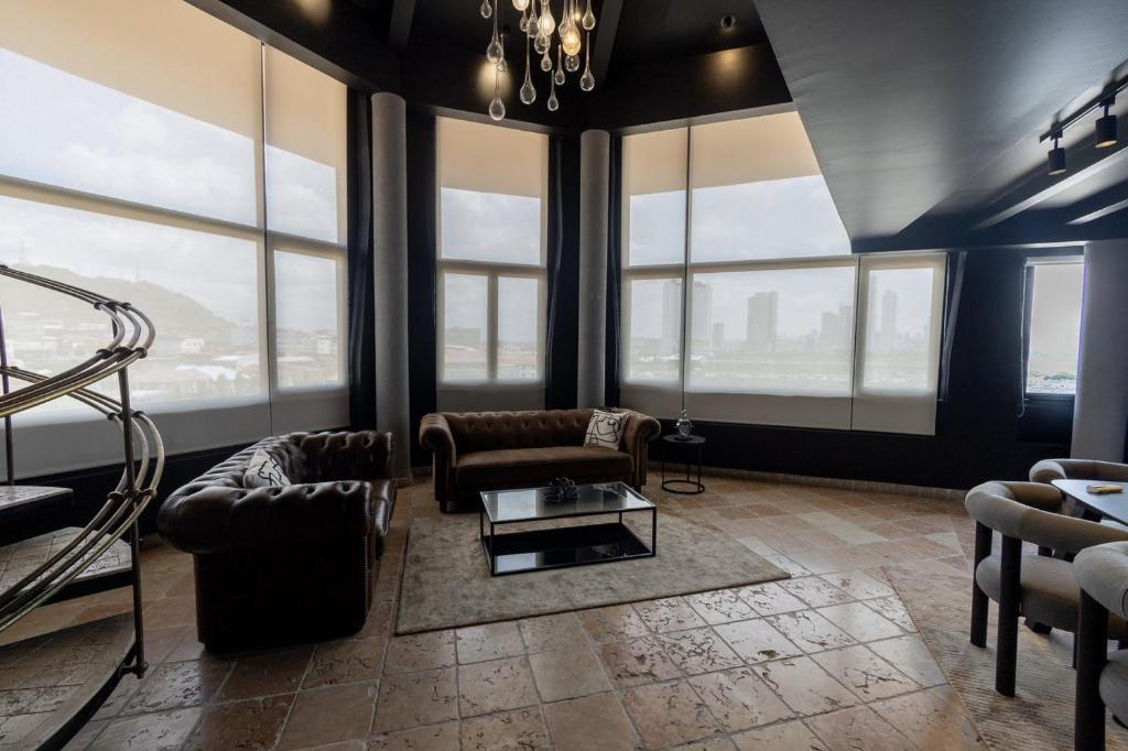 Posezení v ubytování AmazINN Places Penthouse Deluxe, Skyline and Private Rooftop
