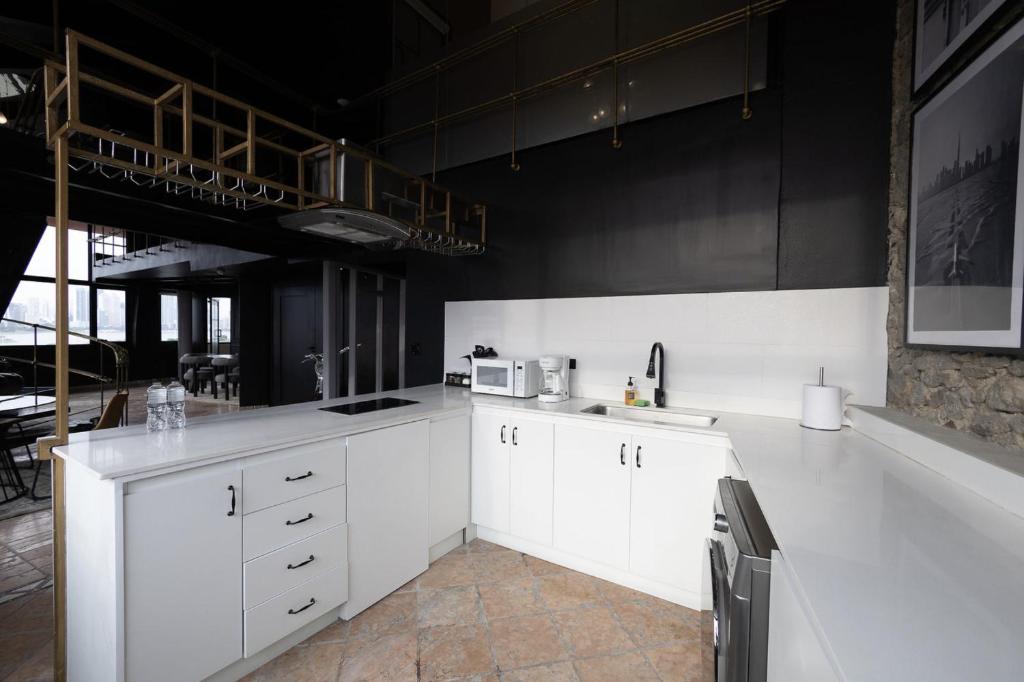 Kuchyň nebo kuchyňský kout v ubytování AmazINN Places Penthouse Deluxe, Skyline and Private Rooftop