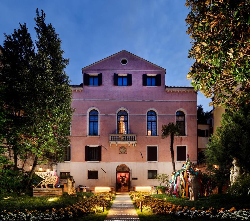 un grande edificio con un passaggio pedonale di fronte ad esso di Palazzo Venart Luxury Hotel a Venezia