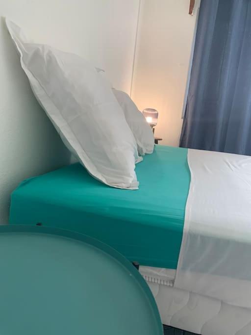 Postel nebo postele na pokoji v ubytování le moringa Appart vue mer 360 Mamoudzou hyper centre