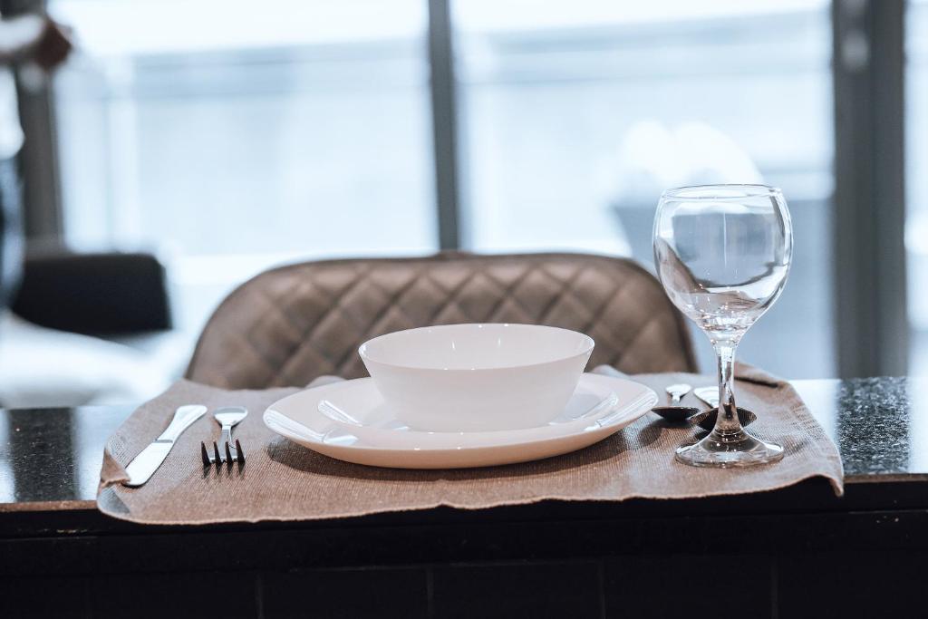 Nápoje v ubytování Panoramic Luxe 1BR with Breathtaking Views at Dubai Marina Near JBR - Silverene Towers