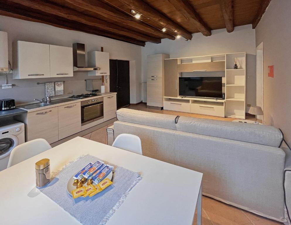 cocina con mesa y sofá en una habitación en Pao Apartment - Castelvecchio, en Verona