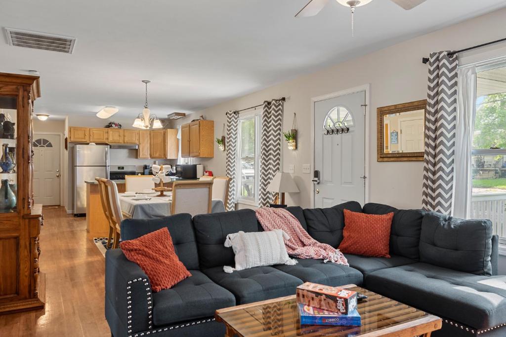 sala de estar con sofá azul y mesa en Modern Bungalow Home with Mid-Century Flair, en Springfield