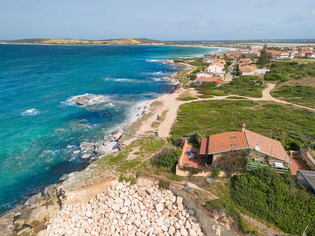 una vista aérea de una casa y del océano en Casa Ida - Wonderful Vacation en Putzu Idu