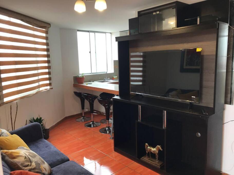 Il comprend un salon avec une cuisine équipée d'une cuisinière. dans l'établissement Hermoso Duplex en Chorrillos, à Lima