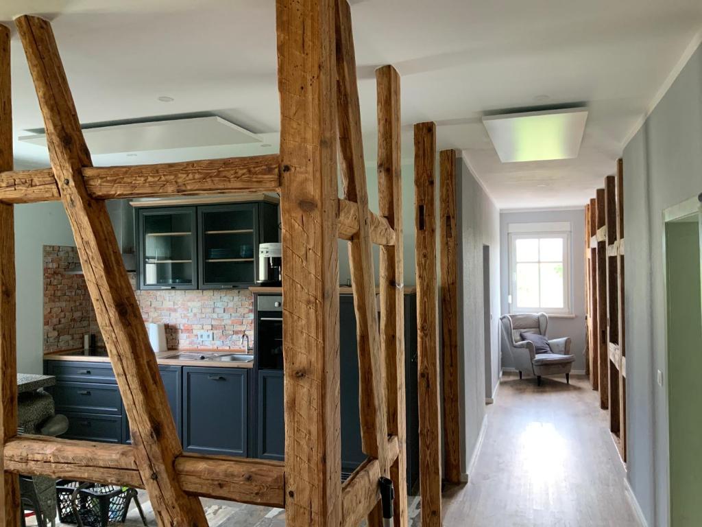 eine Küche mit einer Holztür, die in ein Wohnzimmer führt in der Unterkunft Hof Koch 
