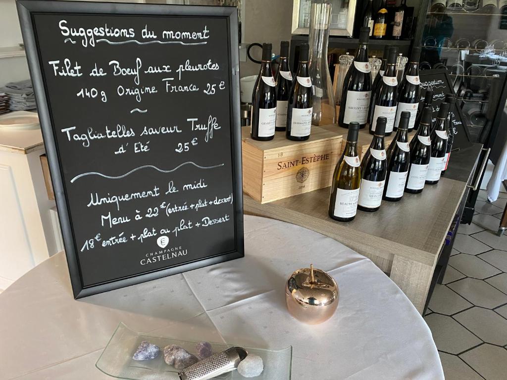 Nápoje v ubytování Les Orchidées , Hôtel & Restaurant