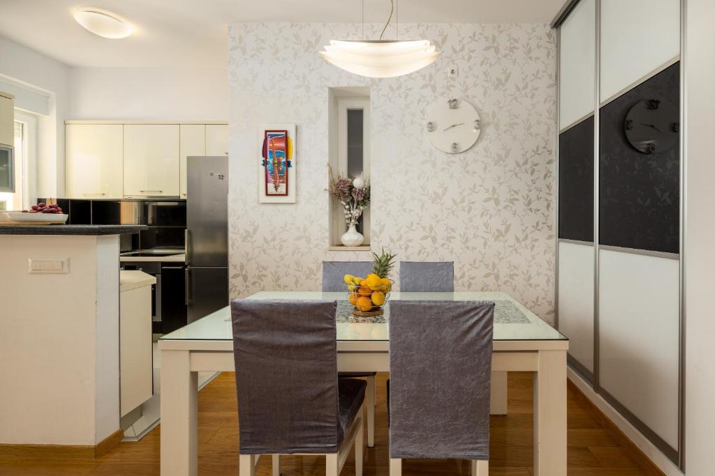 Kuchyňa alebo kuchynka v ubytovaní Luxury apartment Aria in Split Centre