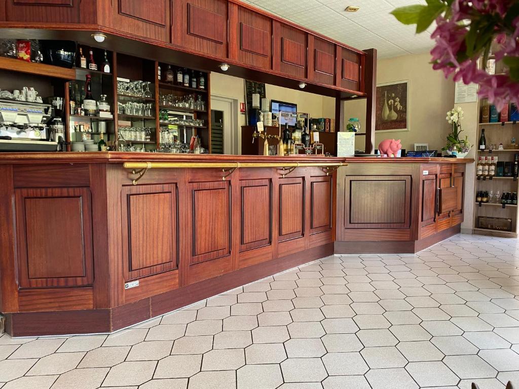 Lounge nebo bar v ubytování Les Orchidées , Hôtel & Restaurant