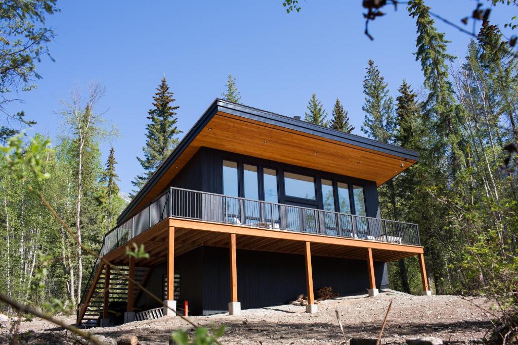 uma casa numa colina na floresta em Luxury Private Cabin In The Rockies em Golden