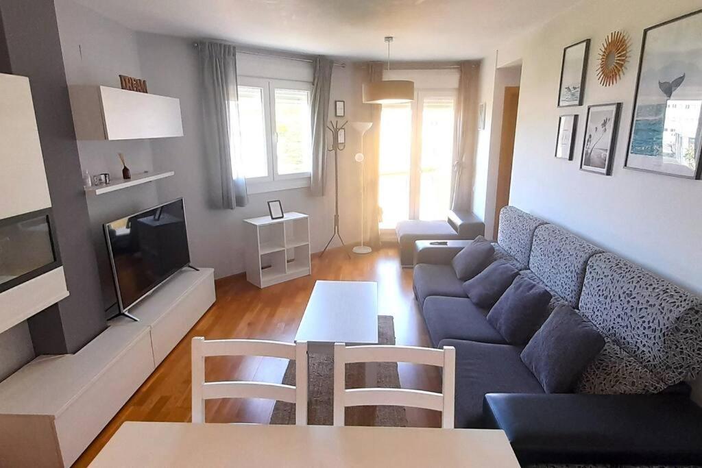 un soggiorno con divano e TV di Apartamento Playa Foz a Foz