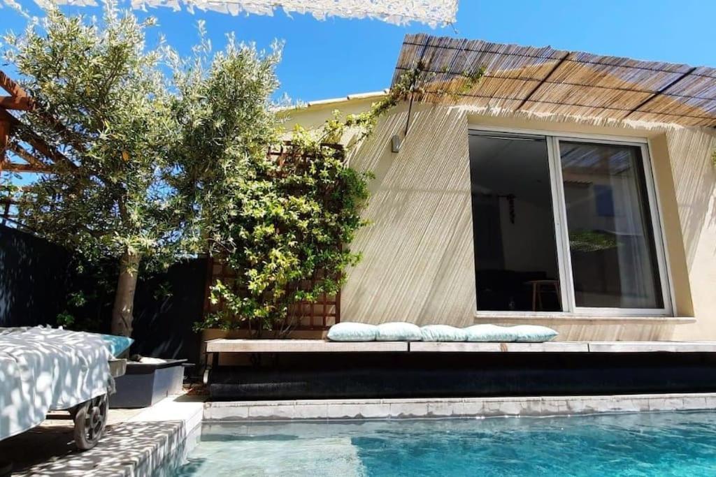 una casa con piscina al lado de una casa en Maison de village 4 étoiles avec piscine privee, en Villars