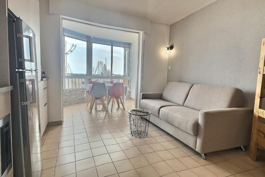 sala de estar con sofá y mesa en Coquet studio vue mer pour 4 personnes au Port de Valras-Plage, en Valras-Plage