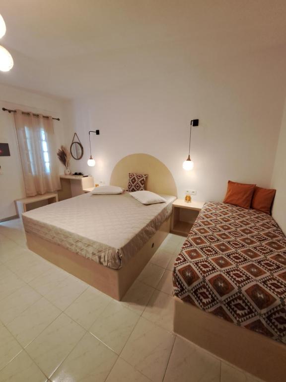 1 Schlafzimmer mit 2 Betten in einem Zimmer mit in der Unterkunft Studios Irineos in Perissa