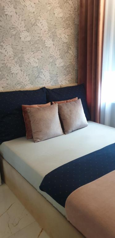 uma cama com duas almofadas em cima em VIP Room 2+2 em Konin
