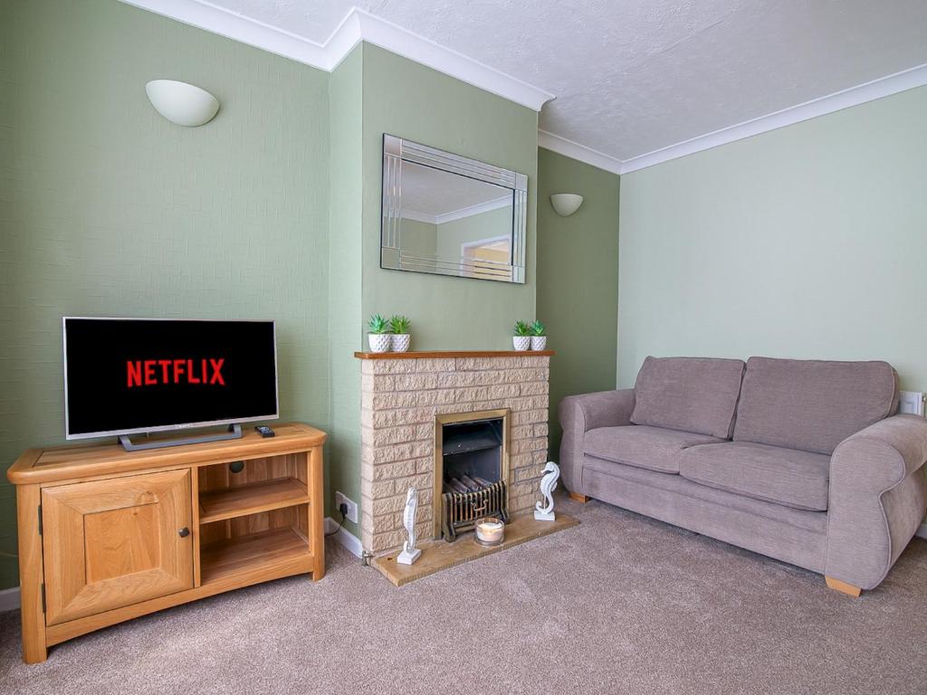 A television and/or entertainment centre at Perfect Home near Cotswolds