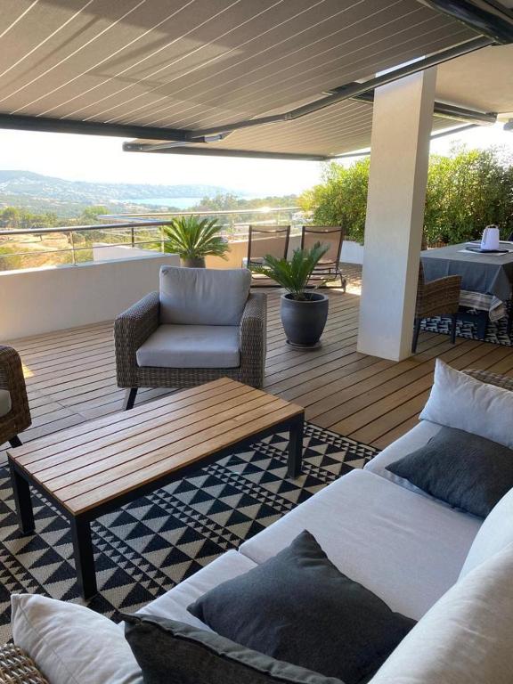 un patio avec un canapé, une table et des chaises dans l'établissement Charmant T3 5 min de porticcio, à Porticcio