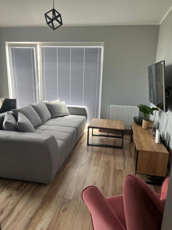 uma sala de estar com um sofá e uma mesa em Cosy Apartment-Marine em Rumia