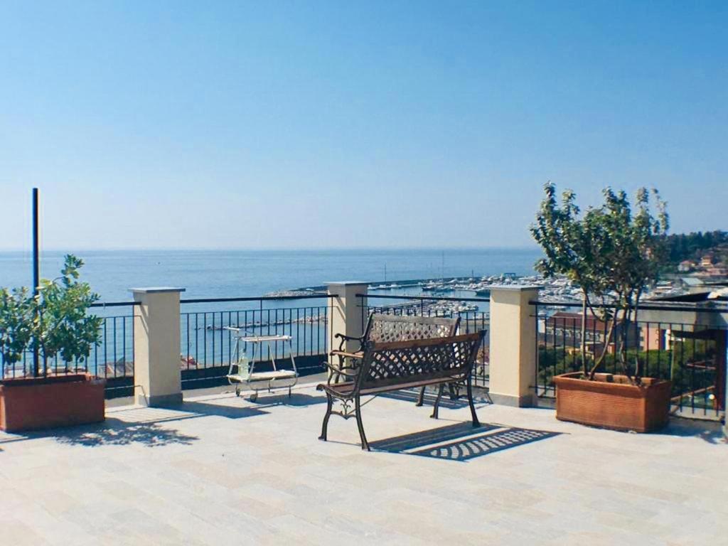 een bank op een balkon met uitzicht op de oceaan bij Riviera Mare in Varazze