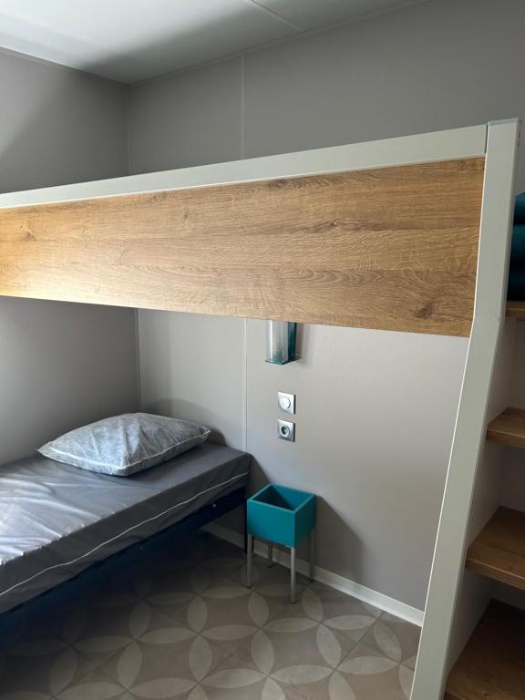 a small room with a bunk bed in it at Mobil home PREMIUM 35m2 3 chambres 6 personnes in Arès