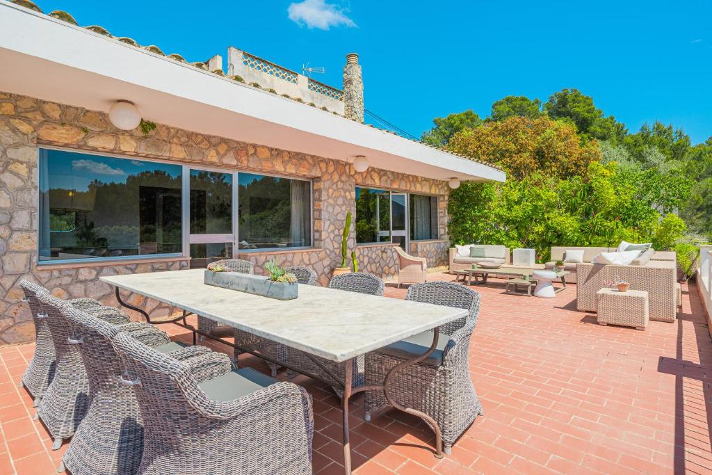 stół i krzesła na ceglanym patio w obiekcie Villa Son Bibiloni w mieście Algaida