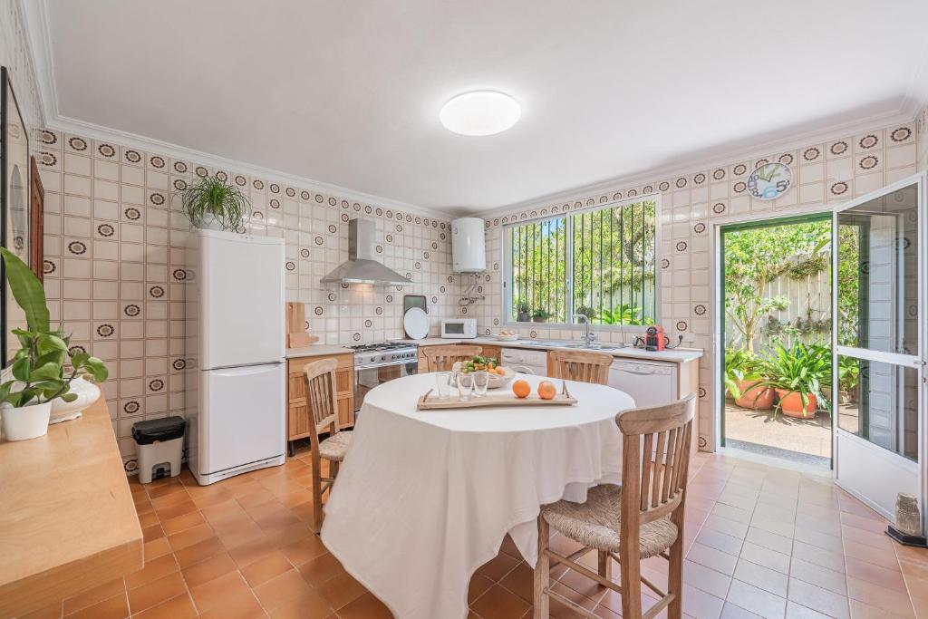 A kitchen or kitchenette at Villa Son Bibiloni