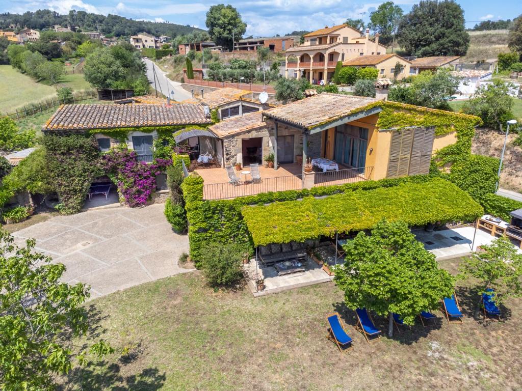 - une vue aérienne sur une maison avec une cour dans l'établissement Mas Darovie, à Foixá