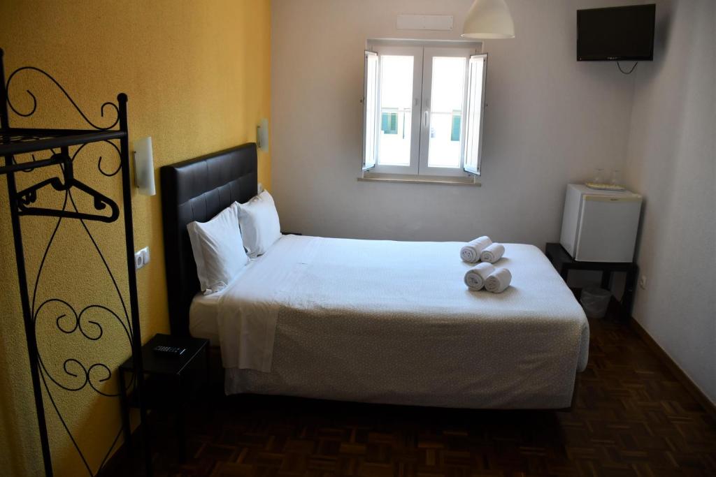 Postel nebo postele na pokoji v ubytování Alojamentos Vitinho - Vila Nova Milfontes