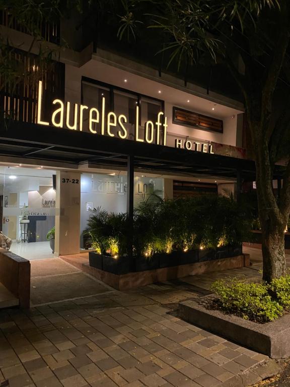 una tienda frente a un hotel por la noche en Hotel Laureles Loft, en Medellín