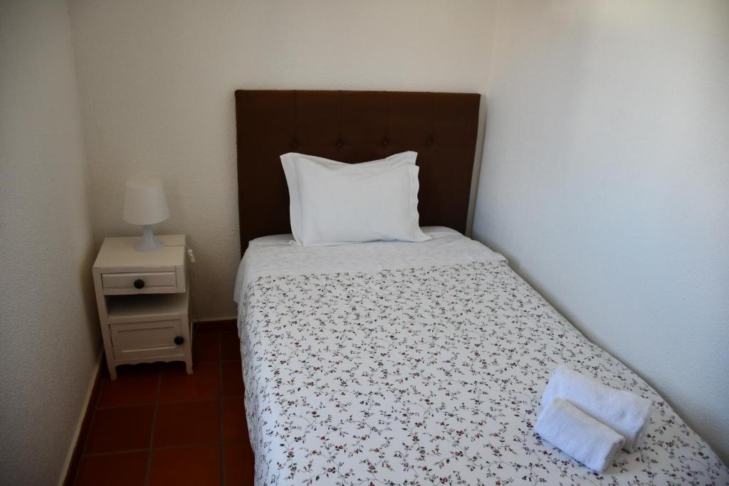 Postel nebo postele na pokoji v ubytování Alojamentos Vitinho - Vila Nova Milfontes