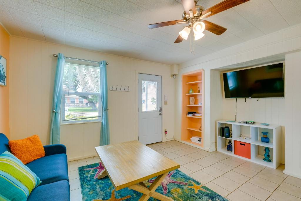 un salon avec un canapé bleu et une télévision dans l'établissement Walk to Aransas Bay Beautiful Rockport Townhome, à Rockport