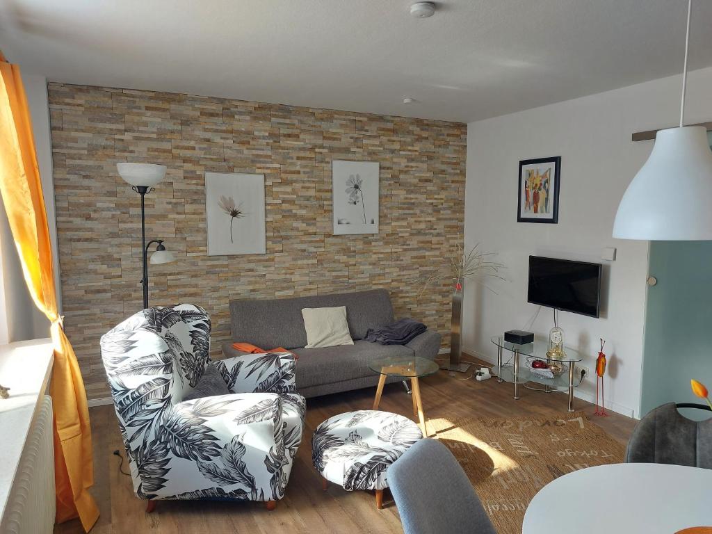 - un salon avec un canapé et un mur en briques dans l'établissement Moje Tied, à Emden