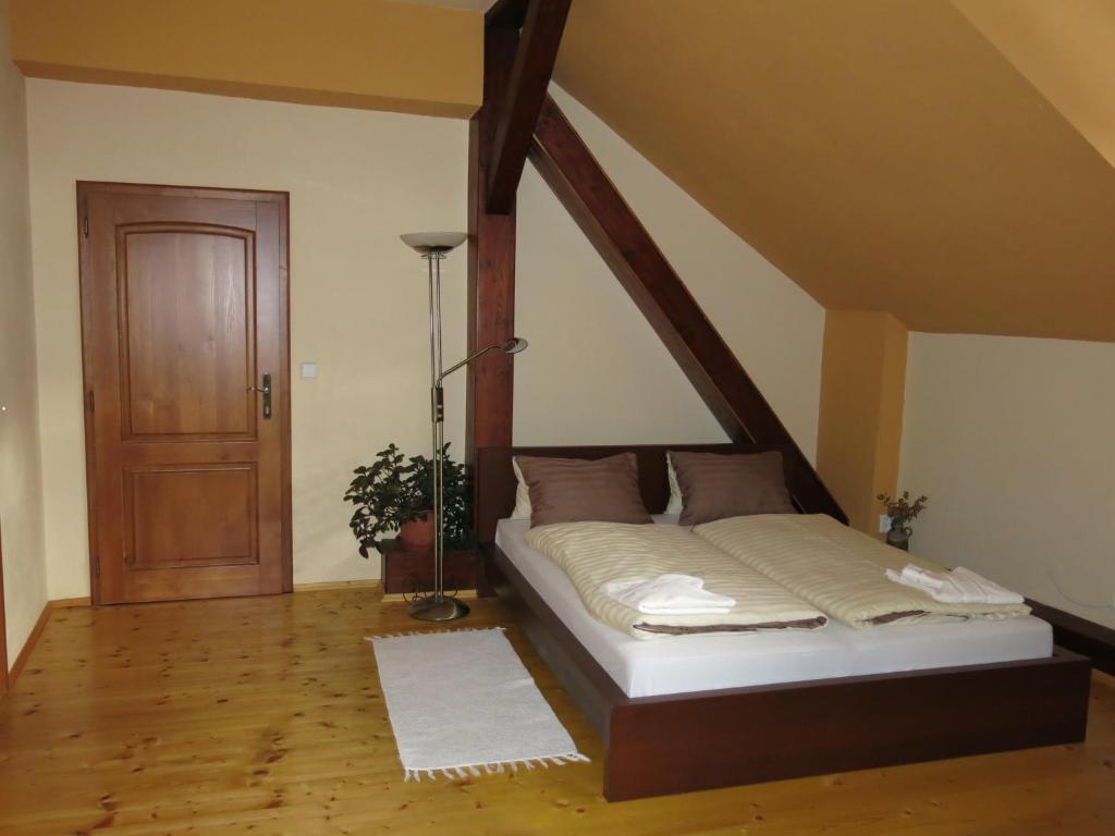 Postel nebo postele na pokoji v ubytování Dům U Jelena