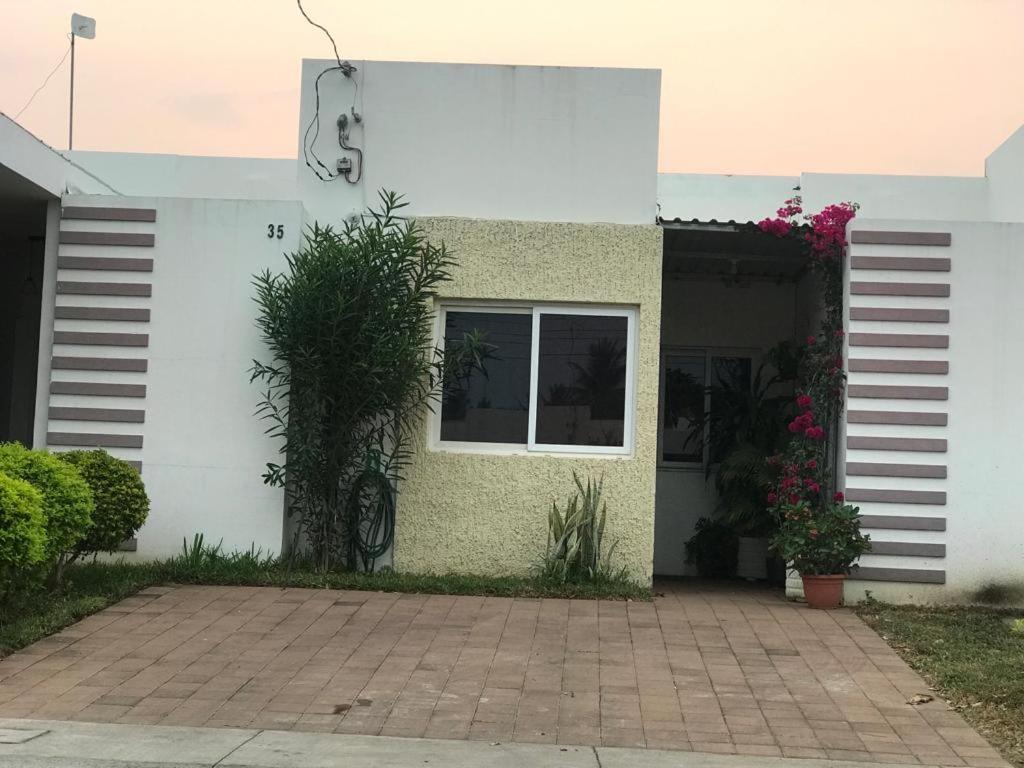 dom z kwiatami na boku w obiekcie Hogar dulce hogar! w mieście San Miguel