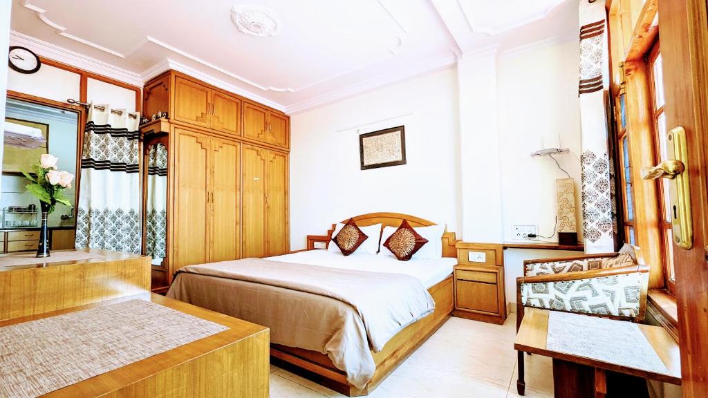 una camera con letto e vasca da bagno di The Thistle Lodge a Shimla