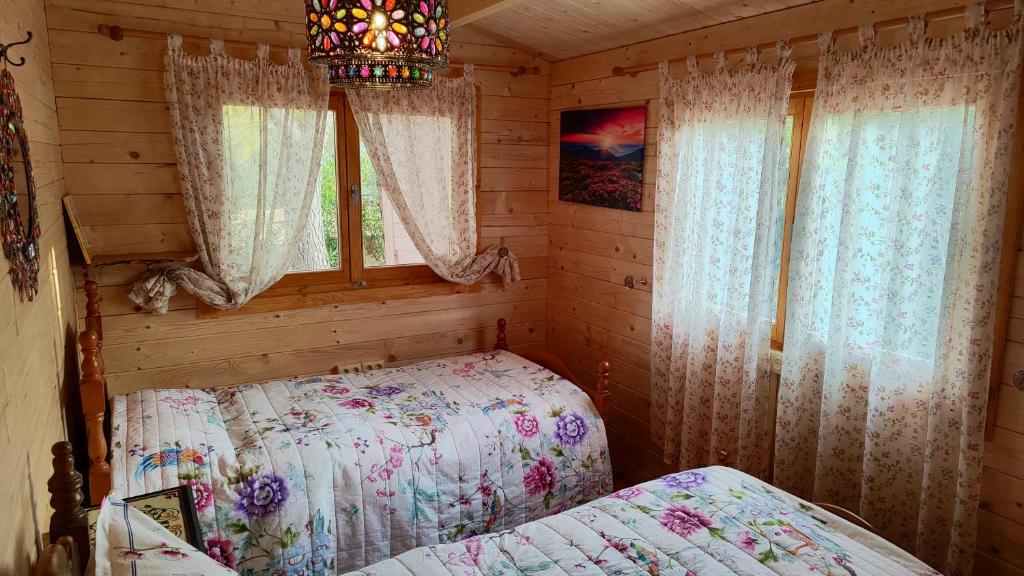 Postel nebo postele na pokoji v ubytování Refugio madera estilo árabe con estatuas, estanques y un pequeño zoo